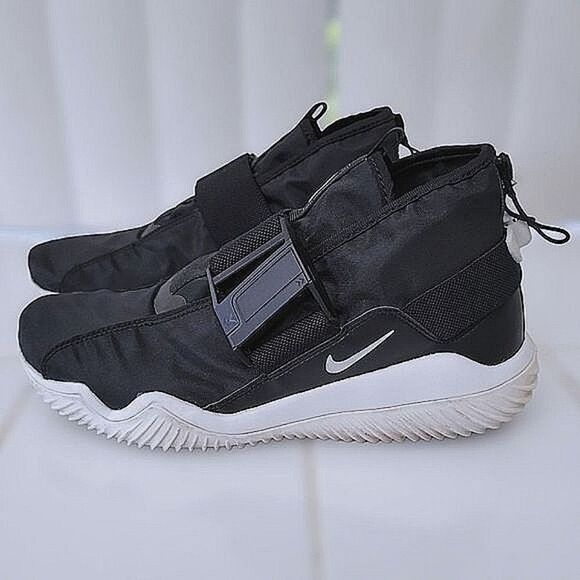 Nike Komyuter Sneakers in Black - Picture 3 of 10